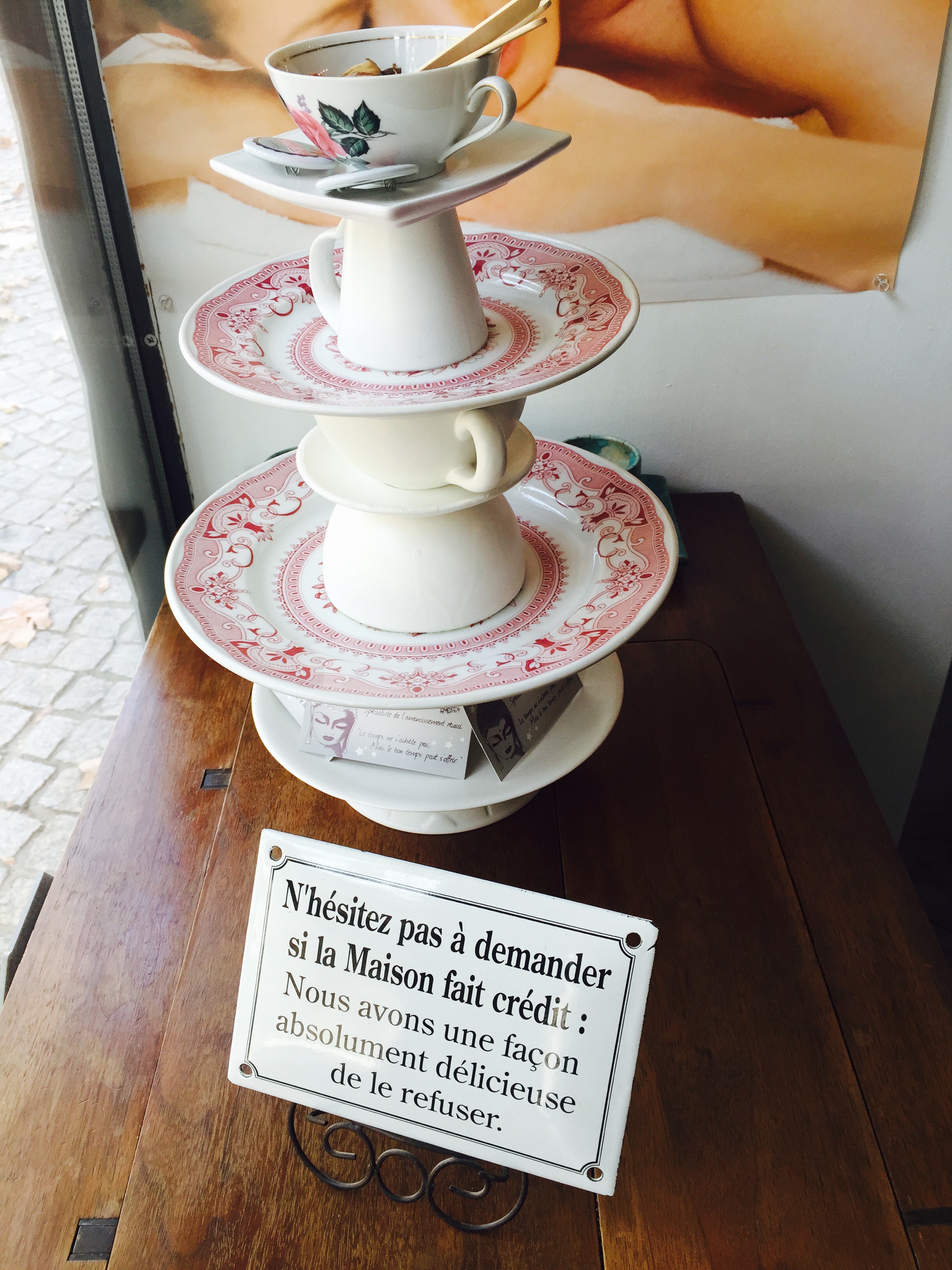 Table de massage dans l'espace privatisé de l'institut